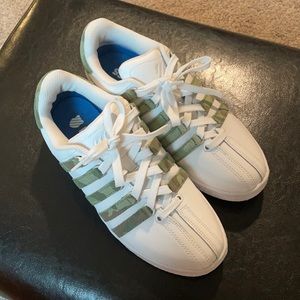 worn 1 time but too small. Size 8.5 Kswiss women’s sneakers with camo stripes.
